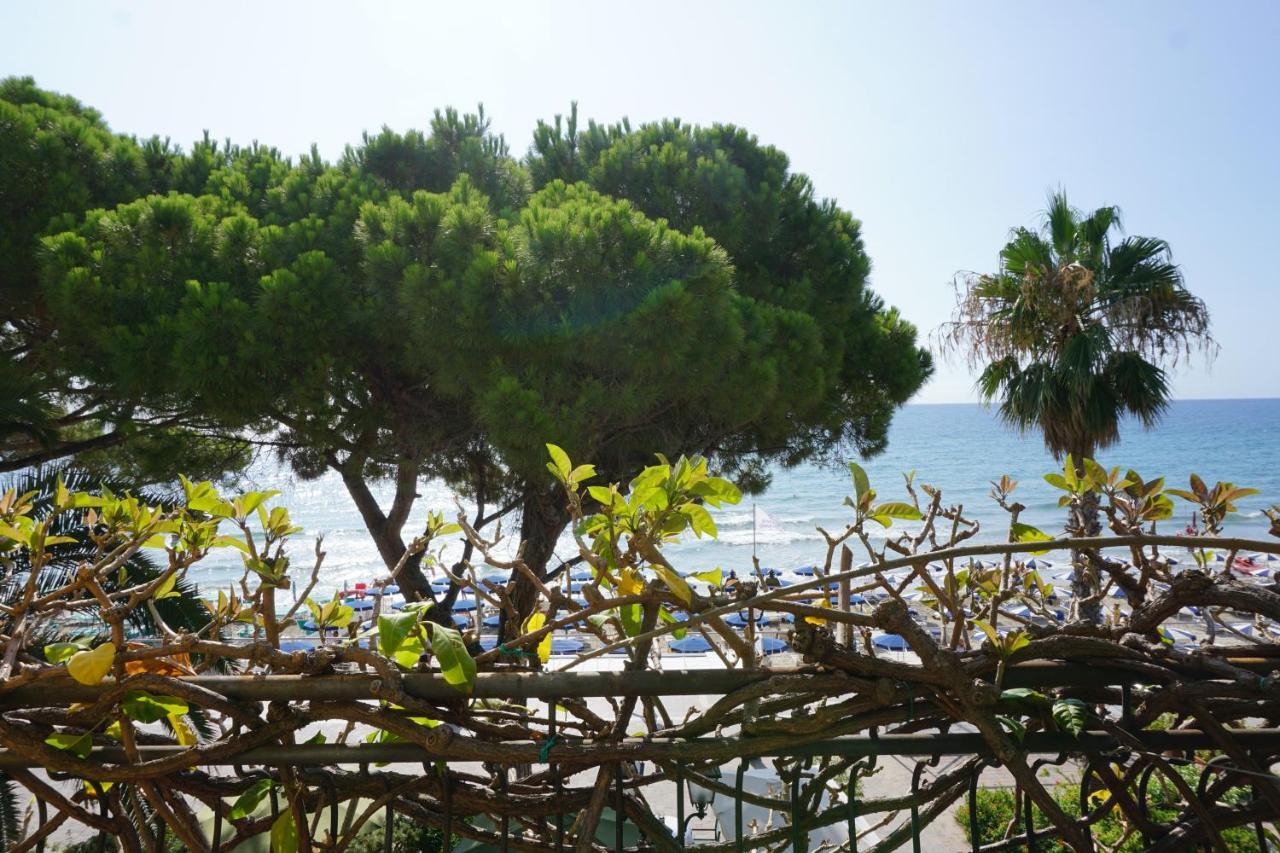 Hotel Beau Rivage Alassio Esterno foto