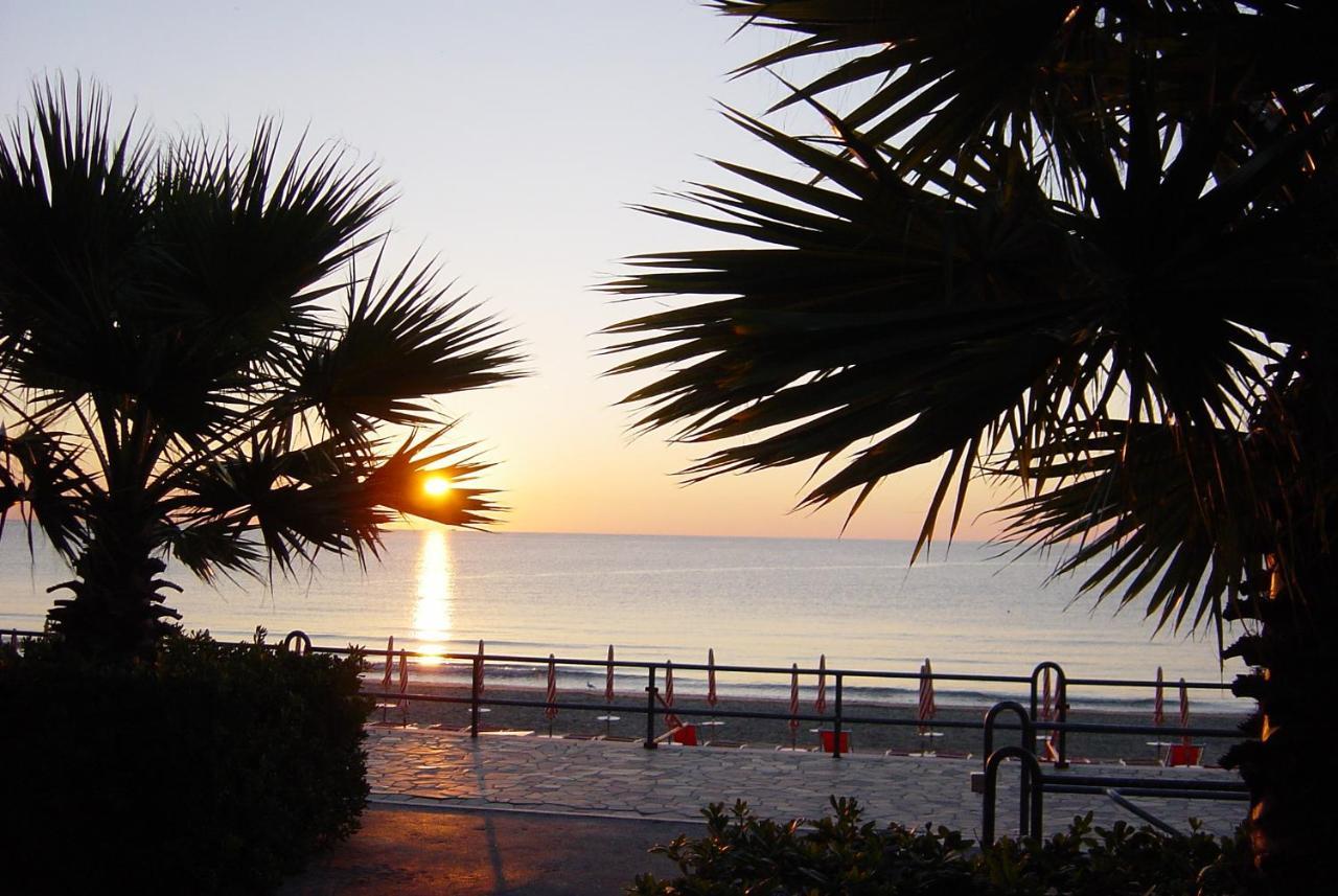 Hotel Beau Rivage Alassio Esterno foto
