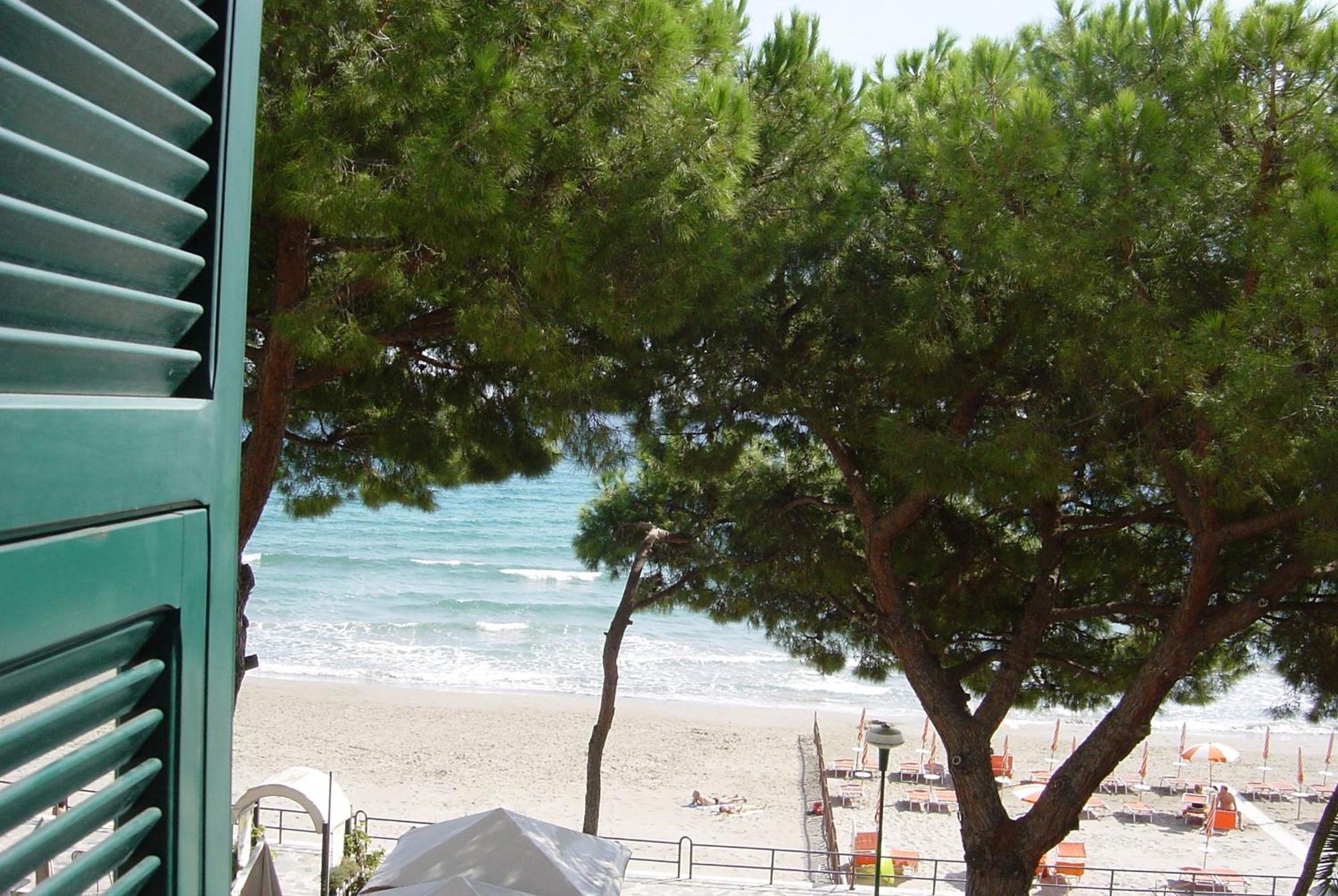 Hotel Beau Rivage Alassio Esterno foto