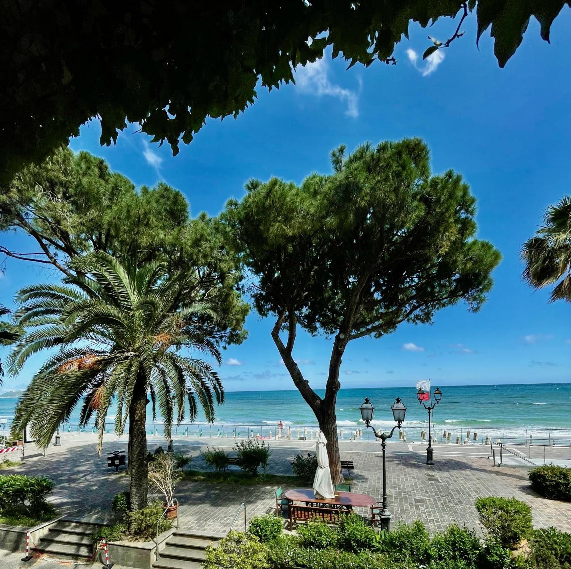 Hotel Beau Rivage Alassio Esterno foto
